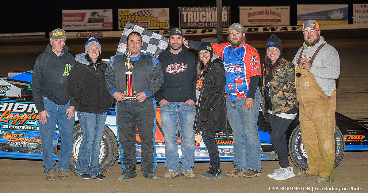 Lee Hibner won the USRA Modified main event.