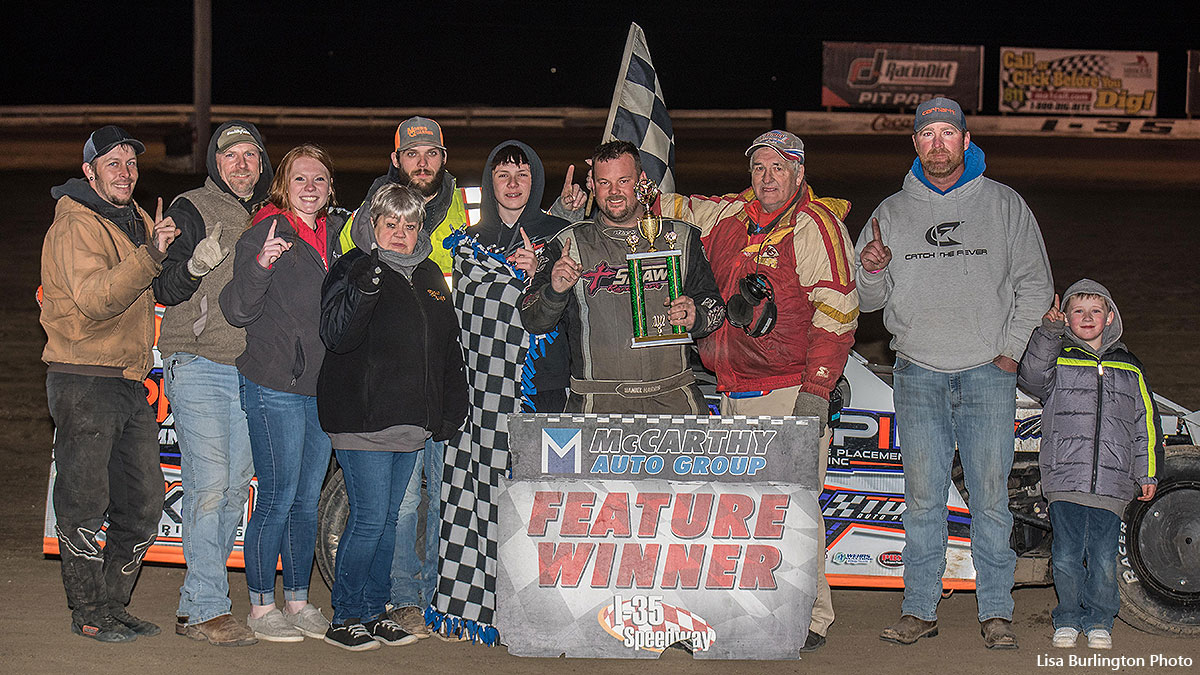Daniel Harris won the USRA Modified main event.