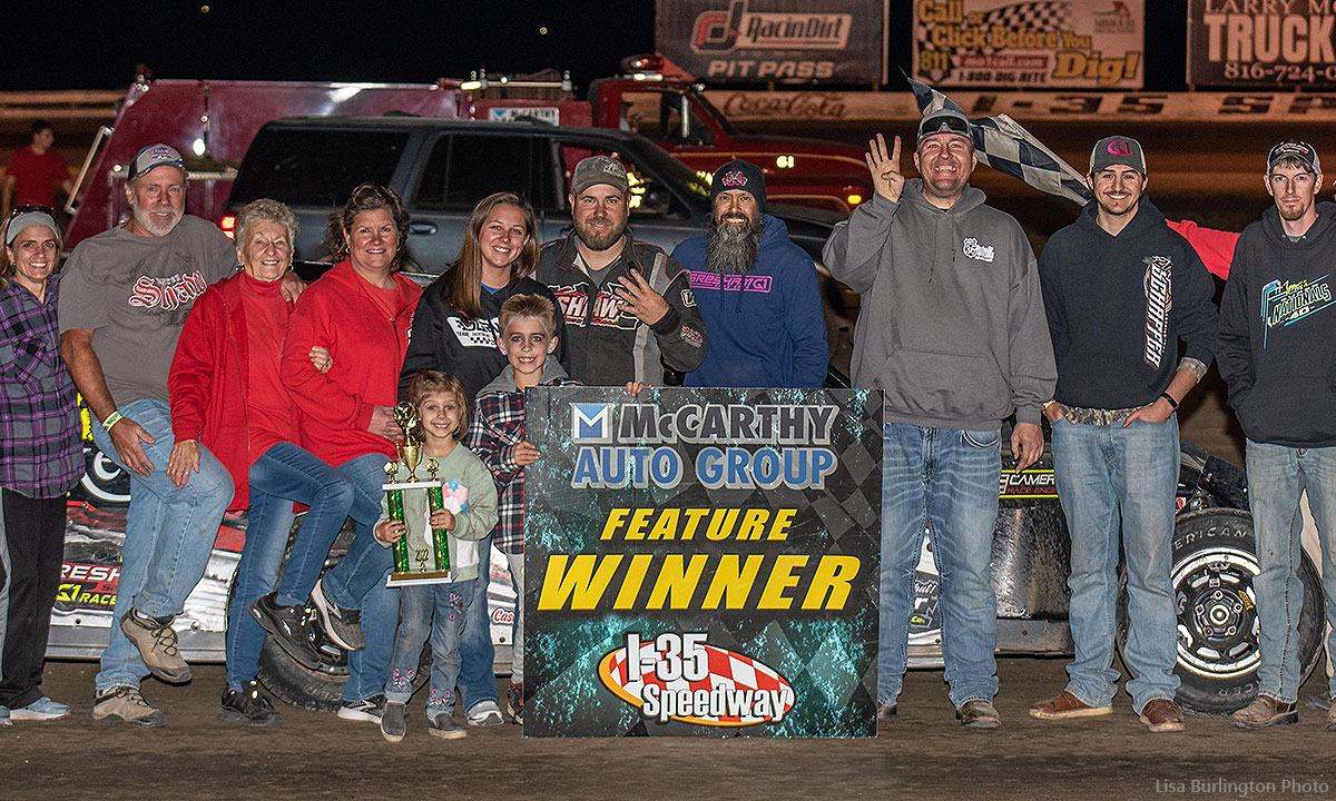 Darren Shaw won the USRA Modified main event.