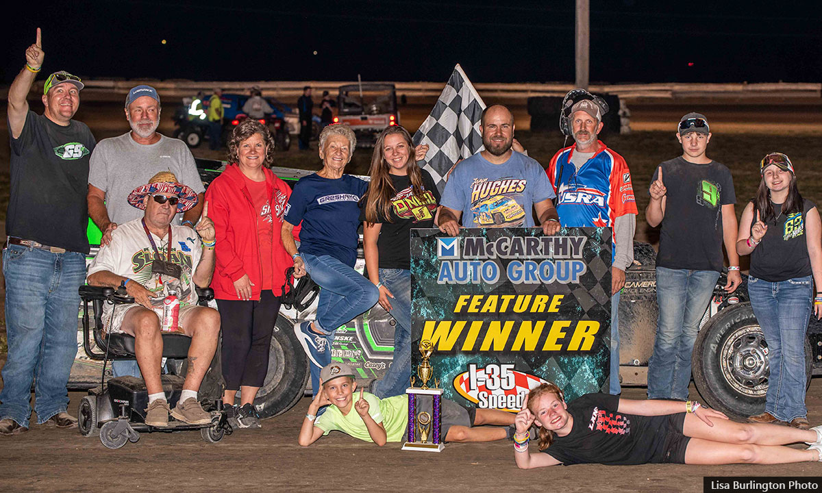 Darren Shaw won the USRA Modified main event.