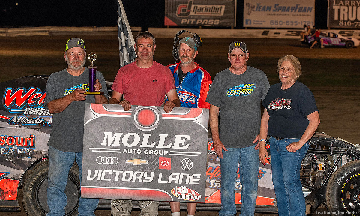 Chris Leathers won the USRA B-Mod main event.