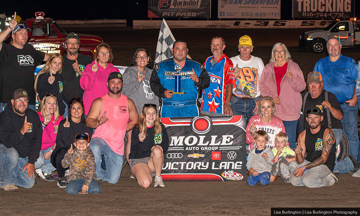 Lee Hibner won the USRA Modified main event.