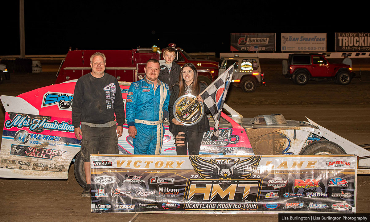 Tanner Mullens won the USRA Modified main event.