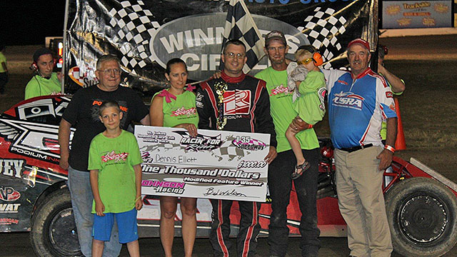 Dennis Elliott won the USRA Modified feture race.
