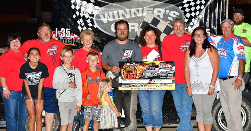 Darren Shaw won the USRA Modified feature.